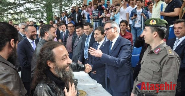 Diriliş Ertuğrul oyuncuları 'Turgut Alp'in kabrini ziyaret etti