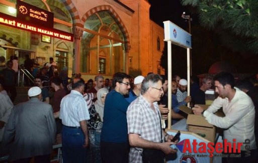 Maltepe'de  İlk Teravih sonrası limonata ikram edildi