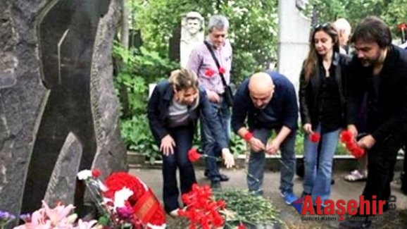 Nazım Hikmet, Moskova'da mezarı başında anıldı
