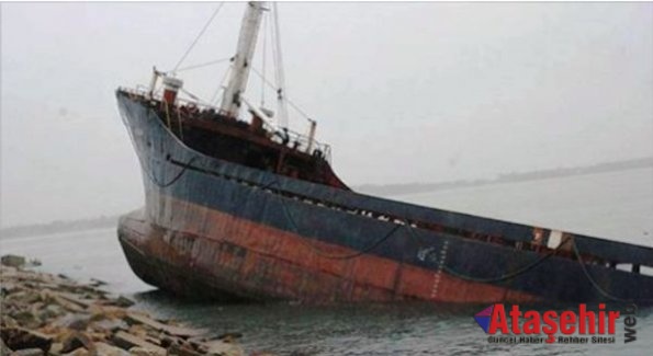 İstanbul Boğazın'da yük gemisi karaya oturdu