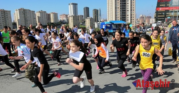 ATAŞEHİR'DE ÇOCUKLAR ULUSAL EGEMENLİK İÇİN KOŞTU