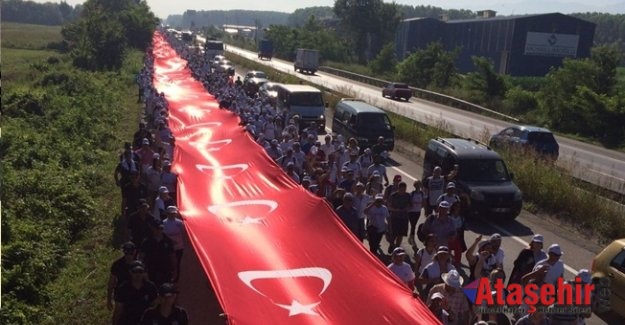 Adalet Yürüyüşü'nde dev Türk Bayrağı açıldı