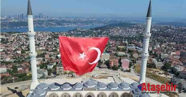 Çamlıca Camisi'ne dev Türk bayrağı