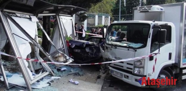 Ataşehir'de kamyonet, otobüs durağına çarptı : 1 kişi yaralı