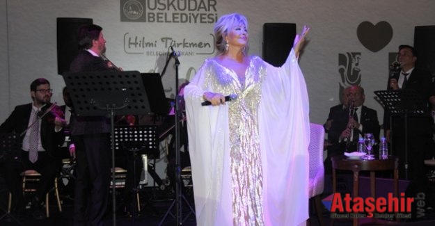 Emel Sayın Üsküdar'da sevenleriyle buluştu