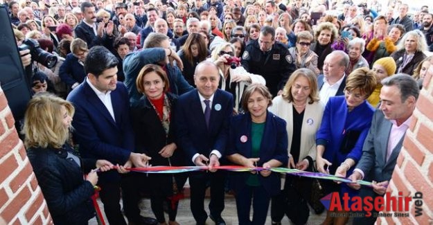 KADIKÖY’DE SELVİ KILIÇDAROĞLU KATILIMIYLA KADIN DAYANIŞMASI