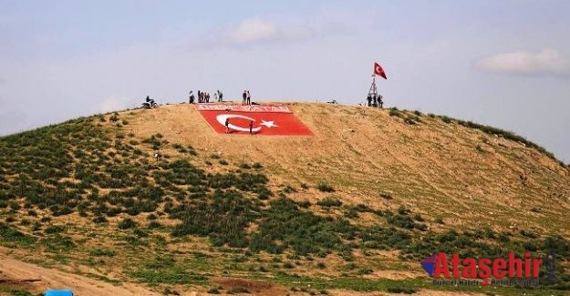 Hataylı çobanın yaptığı "dev bayrağa" ziyaretçi akını