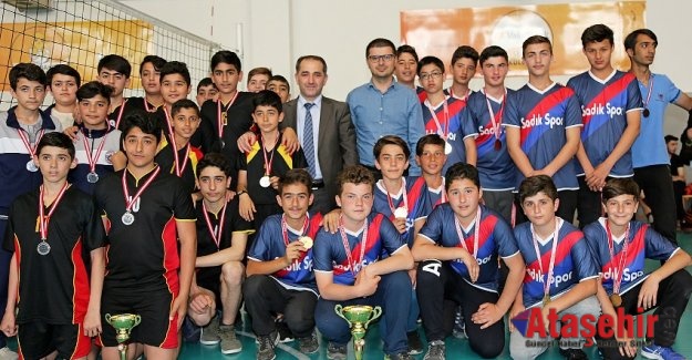 ATAŞEHİR OKULLAR ARASI VOLEYBOL TURNUVASI SONA ERDİ