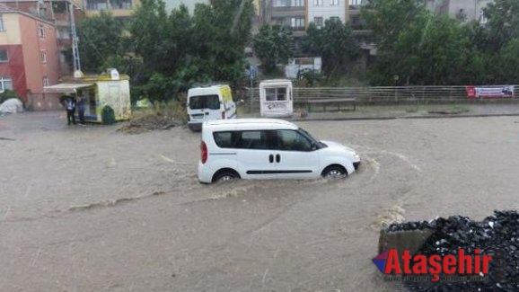 15 dakika yağdı; Ataşehir'de yollar göle döndü
