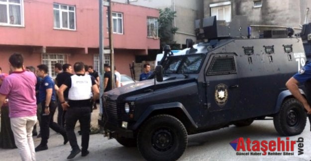 Ataşehir'de polise taşlı saldırı