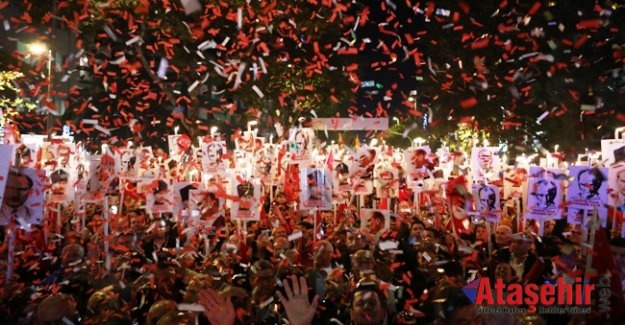 BAĞDAT CADDESİ'NDE YÜZ BİNLER CUMHURİYET İÇİN YÜRÜDÜ