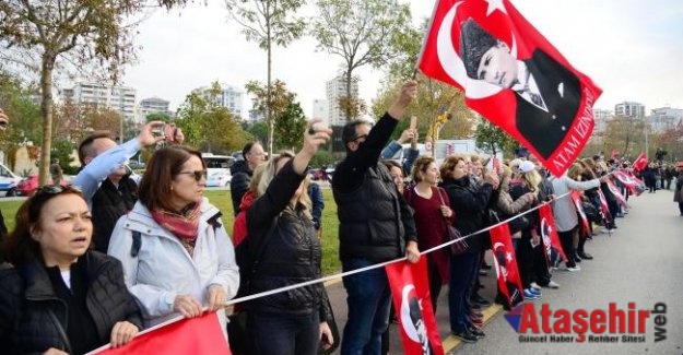 KADIKÖY'DE" ATA'YA SAYGI ZİNCİRİ"