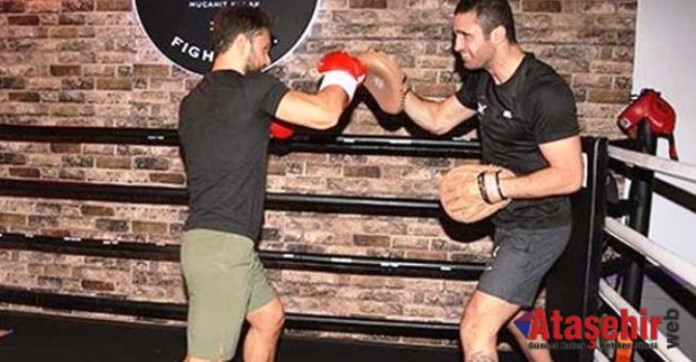 Şarkıcı Özgün dünya şampiyonu boksör Mücahit Kulak'la ringe çıktı!