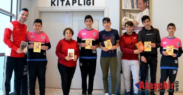 Futbol'da oynarız, Kitap'ta Okuruz