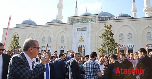 Cumhurbaşkanı Erdoğan’a cuma namazı çıkışı sevgi seli
