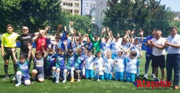 U-11 şampiyonları kupalarını aldı