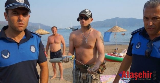 Rus turist Marmaris'teki plajda dedektörle arama yaptı