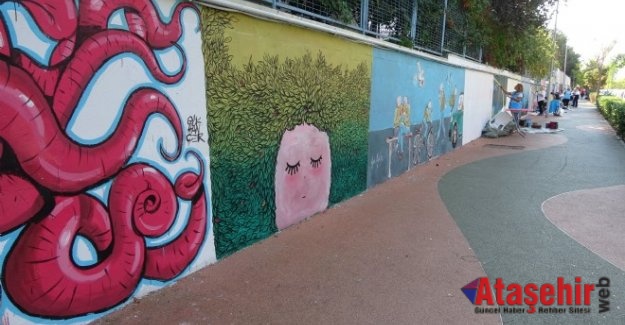 Ataşehir'de Kadın muhtar 50 ressamla caddenin duvarlarını tuvale çevirdi