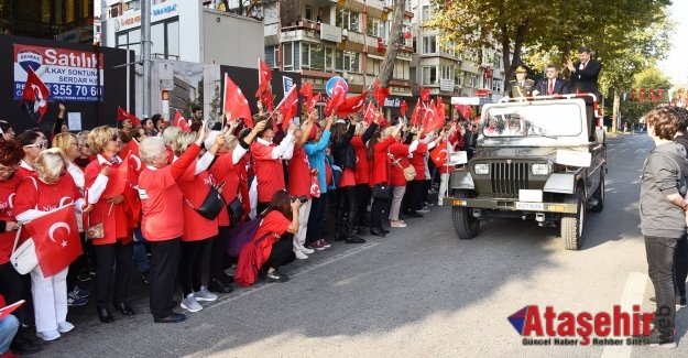 KADIKÖY’DE KLASİK OTOMOBİLLİ RESMİ GEÇİT TÖRENİ