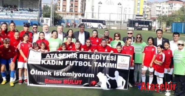 Kadın futbolcular ’Kadına şiddete hayır’ tişörtleriyle maça çıktı