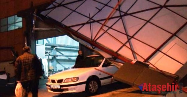 Ataşehir'de şiddetli rüzgar atölyenin çatısını uçurdu