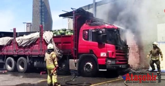 Ataşehir'de  Karpuz yüklü tır alev alev yandı