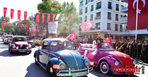 KLASİK OTOMOBİLLERLE BAĞDAT CADDESİNDE ZAFER TURU