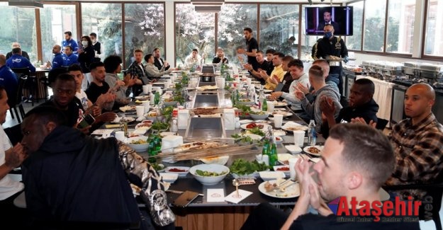 Fenerbahçeli Futbolcuların Ciğer Kebabı Keyfi