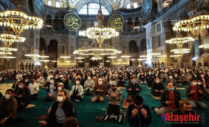 Ayasofya Camii'nde 87 yıl sonra ilk Ramazan Bayramı namazı kılındı