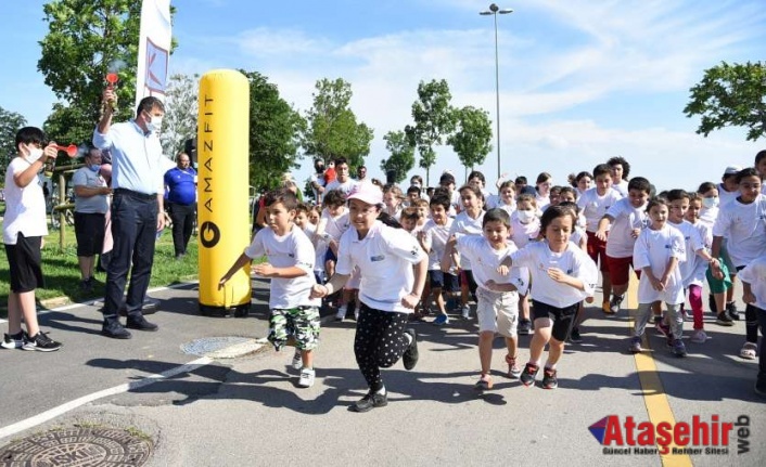 KADIKÖY’DE CADDE 10K SPOR FESTİVALİ RENKLİ GÖRÜNTÜLERE SAHNE OLDU