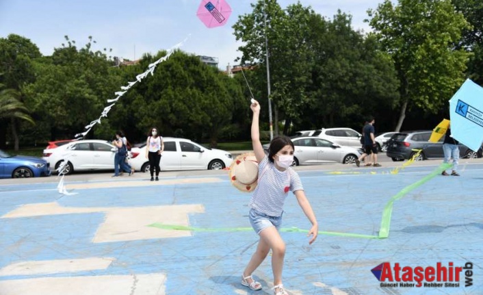 KADIKÖY’DE UÇURTMA FESTİVALİ RENKLİ GÖRÜNTÜLERE SAHNE OLDU