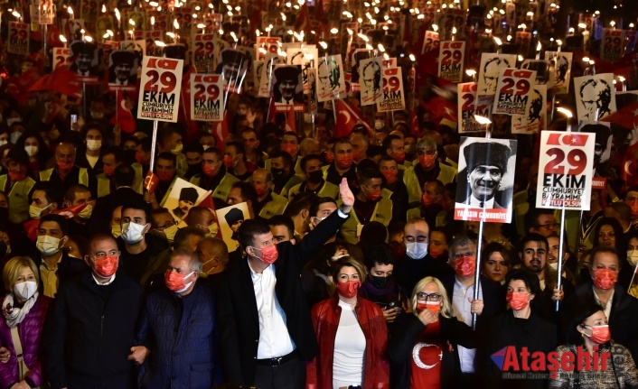 KADIKÖY CUMHURİYET İÇİN YÜRÜDÜ