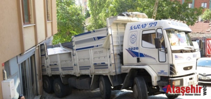 Ataşehir'de geri geri kayan un yüklü kamyon iş yerine girdi 