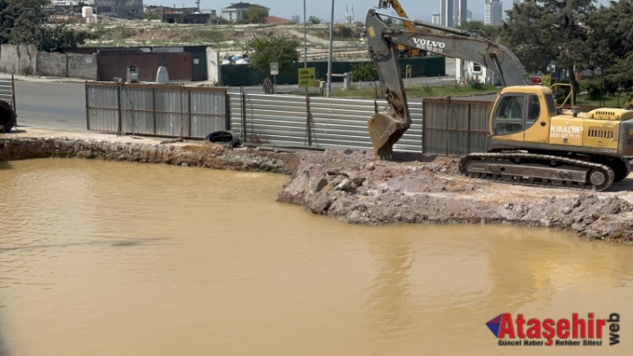 Ataşehir'de su borusu patladı, inşaat alanı göle döndü
