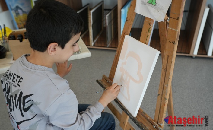 GELECEĞİN RESSAM ADAYI OTİZMLİ MUHAMMED’İN DERİNDEN ETKİLEYEN SERGİSİ