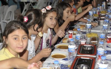 700 çocuk ilk iftarını Üsküdar'da açtı