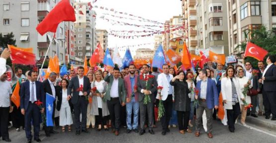 AK Parti Adayları  Ataşehir’de Sevgi Yürüyüşü Yaptı