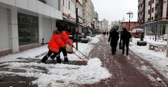 Ataşehir Belediyesi Kar çalışmalarını sürdürüyor