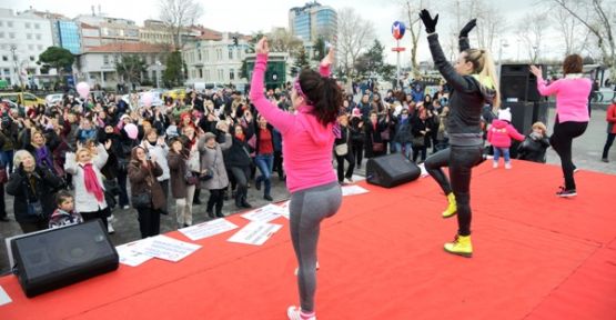 KADIKÖY'DE KADINLAR ŞİDDETE KARŞI DANS ETTİ