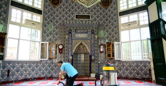 Kadıköy'deki Camilerde Ramazan Temizliği