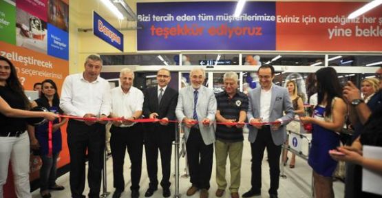 Kıbrıs’ta açılan ilk yapı market Tekzen
