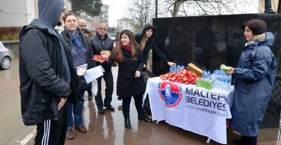 Maltepe Belediyesinden sınav öncesinde meyve suyu ve kek sürprizi