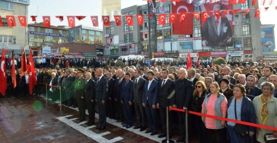 Ölümünün 76. yılında Atatürk için saygı zinciri 
