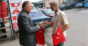 Yalova Belediye Başkanı Vefa Salman, Türk Bayrağı dağıttı