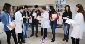 Ataşehir'de Öğrencilere YGS ve LYS Kitapları Dağıtlıyor