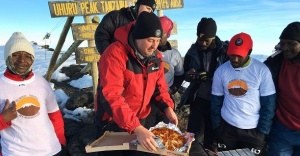 Pizza Hut dağ başına servis yaptı