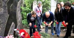 Nazım Hikmet, Moskova'da mezarı başında anıldı