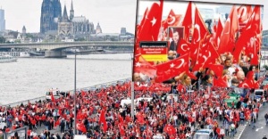 Köln'de Darbe Karşıtı Gösteriye Binlerce Kişi Katıldı