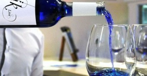 Dünyanın ilk mavi şarabı üretildi