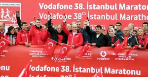 İSTANBUL MARATONU’NDA ONBİNLER “15 TEMMUZ ŞEHİTLERİ” İÇİN KOŞTU